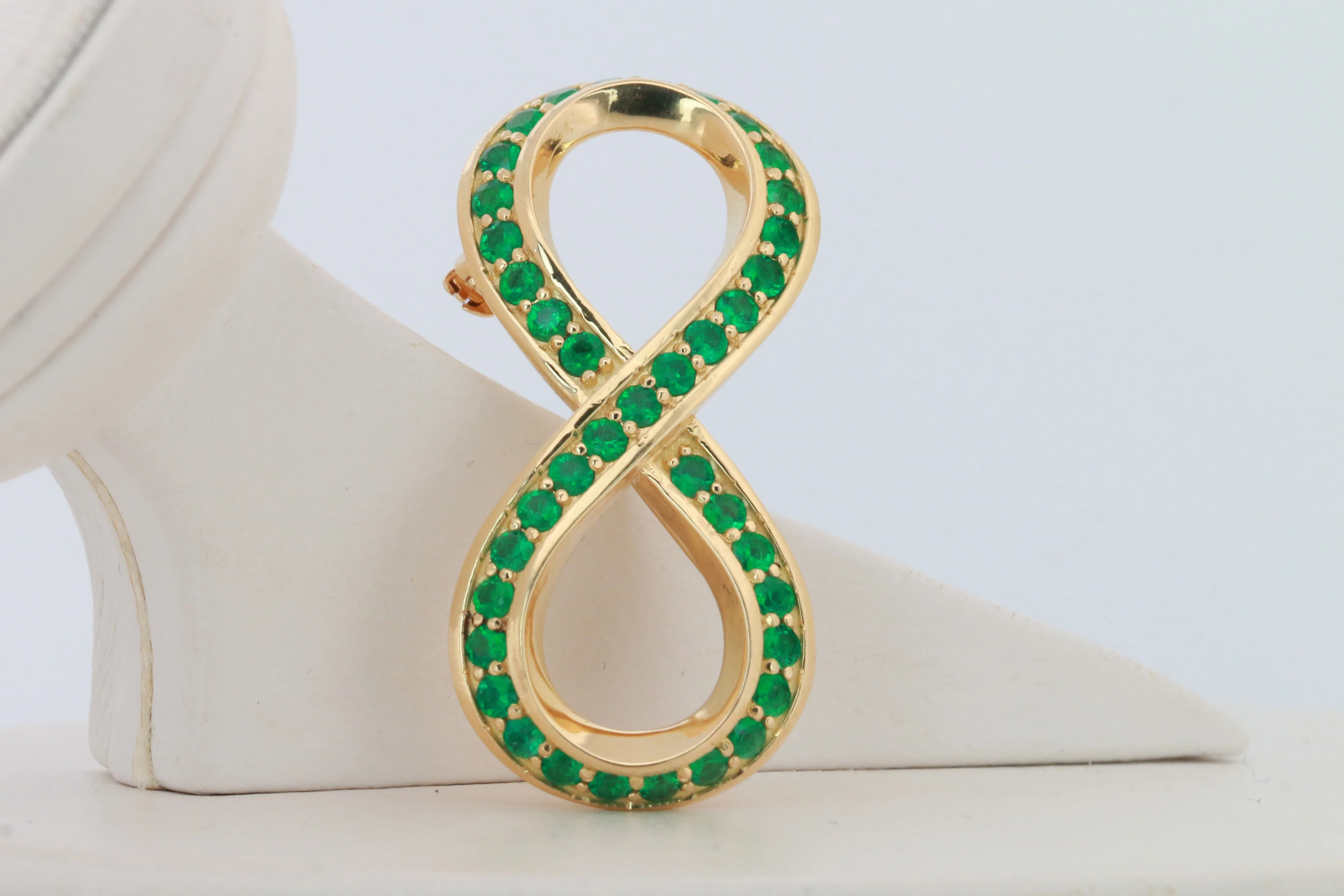18KT YELLOW GOLD INFINITY BROOCH - Image 3